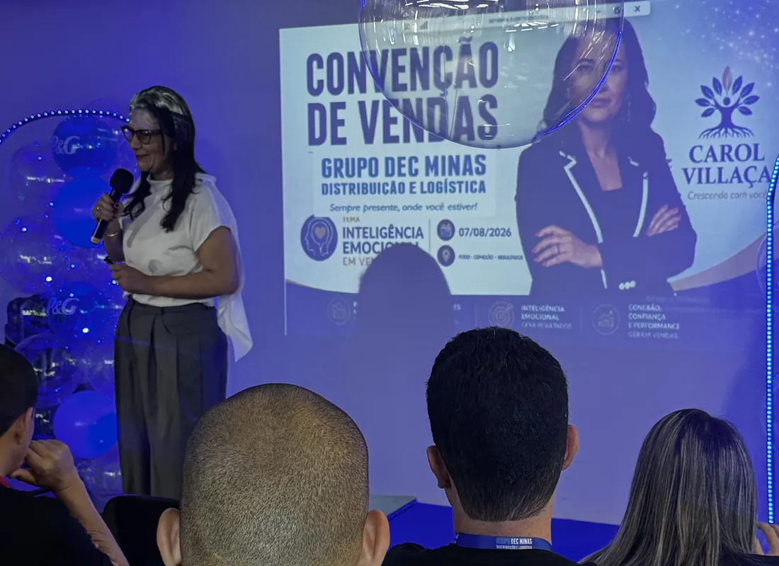 Carol Villaça palestrando na convenção de vendas do Grupo DEC Minas